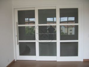 Porta de correr com três folhas sobrepostas, pintura de laca P.U branco fosco (Sayerlack)