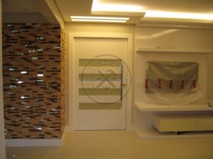 Porta pivotante com revestimento em MDF e pintura laca P.U branco acetinado