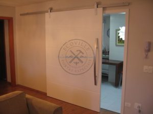 Porta com estrutura de ferro no interior, pintura de laca P.U branco fosco (Sayerlack)