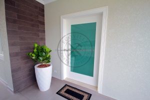 Porta pivotante com revestimento em MDF e pintura laca P.U branco fosco