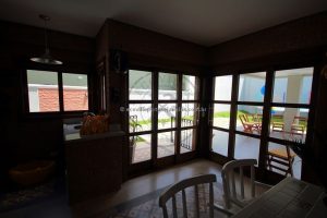 Porta com sistema de correr embutido com três folhas sobrepostas, vidro transparente 10 mm - Imagem 7