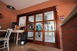 Porta com sistema de correr embutido com três folhas sobrepostas, vidro transparente 10 mm - Imagem 3