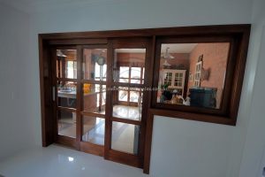 Porta com sistema de correr embutido com três folhas sobrepostas, vidro transparente 10 mm - Imagem 4