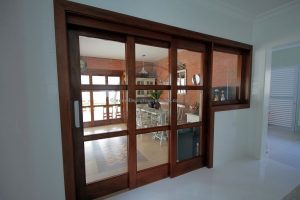 Porta com sistema de correr embutido com três folhas sobrepostas, vidro transparente 10 mm - Imagem 6