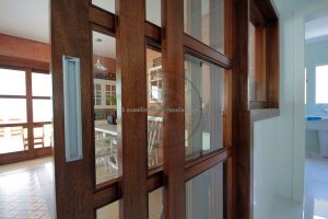 Porta com sistema de correr embutido com três folhas sobrepostas, vidro transparente 10 mm - Imagem 8