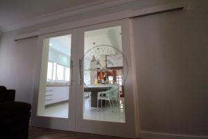 Porta com sistema de correr embutido, vidro panorâmico transparente 10 mm - Imagem 3