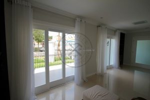 Porta com sistema de correr embutido com três folhas sobrepostas, vidro panorâmico temperado verde 10 mm - Imagem 5
