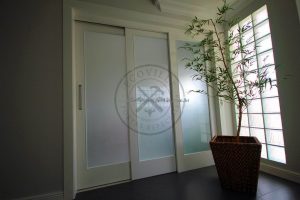 Porta de correr com três folhas sobrepostas, vidro panorâmico temperado jateado 10 mm - Imagem 2