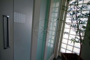 Porta de correr com três folhas sobrepostas, vidro panorâmico temperado jateado 10 mm - Imagem 5