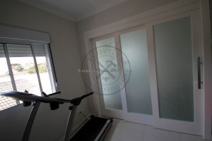 Porta de correr com três folhas sobrepostas, vidro panorâmico temperado jateado 10 mm - Imagem 6