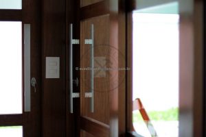 Porta com sistema de correr embutido com três folhas sobrepostas, vidro transparente 10 mm - Imagem 8