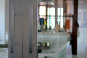 Porta com sistema de correr embutido, vidro panorâmico transparente 10 mm - Imagem 4