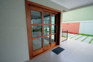 Porta com sistema de correr embutido com três folhas sobrepostas, vidro transparente 10 mm