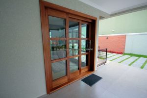 Porta com sistema de correr embutido com três folhas sobrepostas, vidro transparente 10 mm - Imagem 2