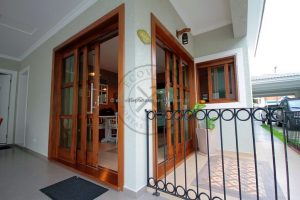 Porta com sistema de correr embutido com três folhas sobrepostas, vidro transparente 10 mm - Imagem 3