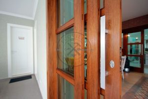 Porta com sistema de correr embutido com três folhas sobrepostas, vidro transparente 10 mm - Imagem 5