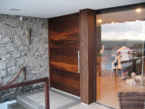 Porta pivotante com Lambril de Imbuia - Imagem 4