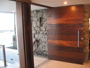 Porta pivotante com Lambril de Imbuia - Imagem 6