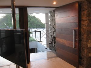 Porta pivotante com Lambril de Imbuia - Imagem 7