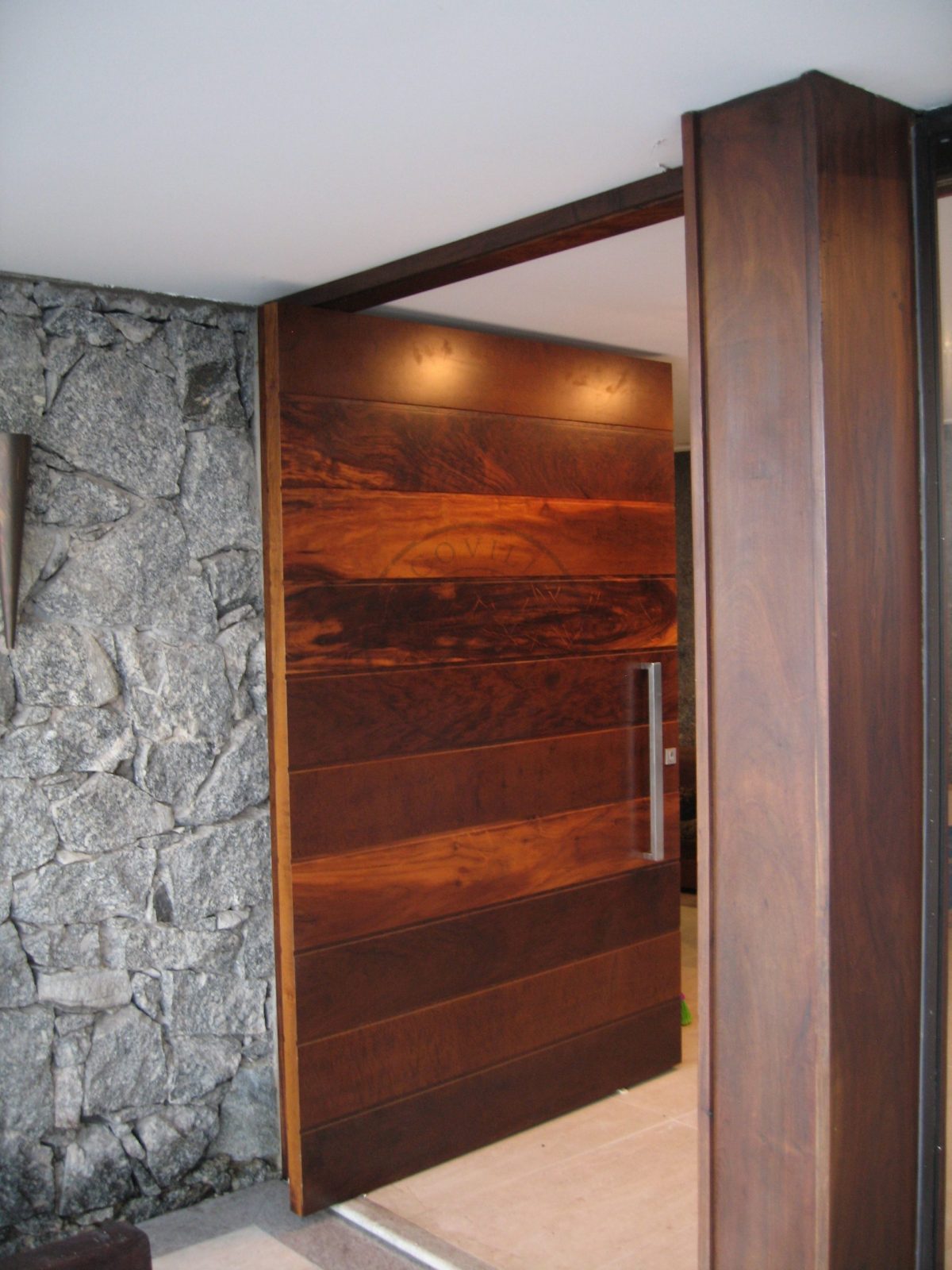 Porta pivotante com Lambril de Imbuia - Imagem 2