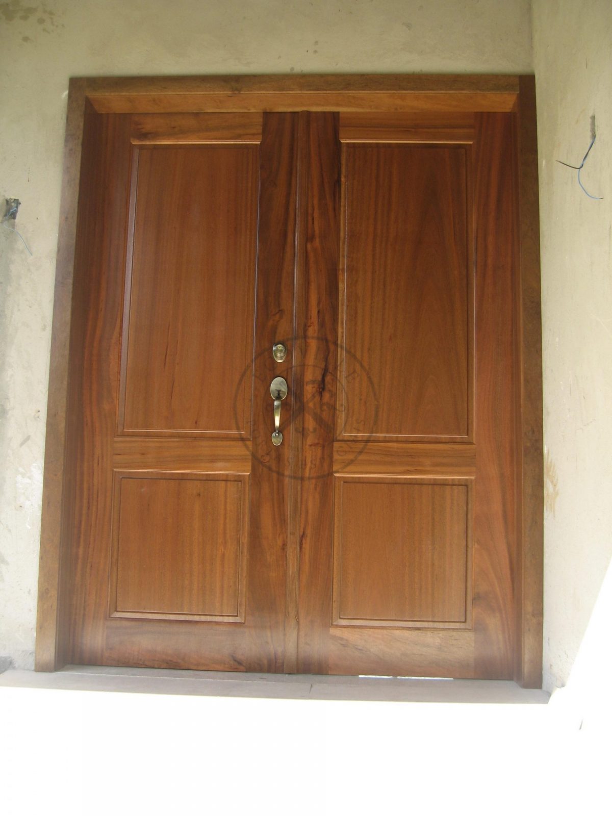 Porta abertura dupla de maciça de Imbuia - Imagem 1