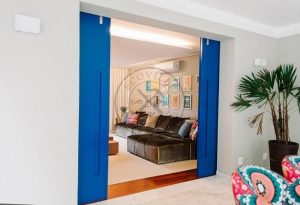 Porta de correr com trilho aparente e revestimento em MDF com pintura especial laca P.U azul acetinado - Imagem 2