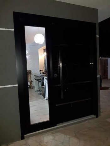 Porta pivotante com revestimento em MDF e pintura em laca P.U preto acetinado - Imagem 7