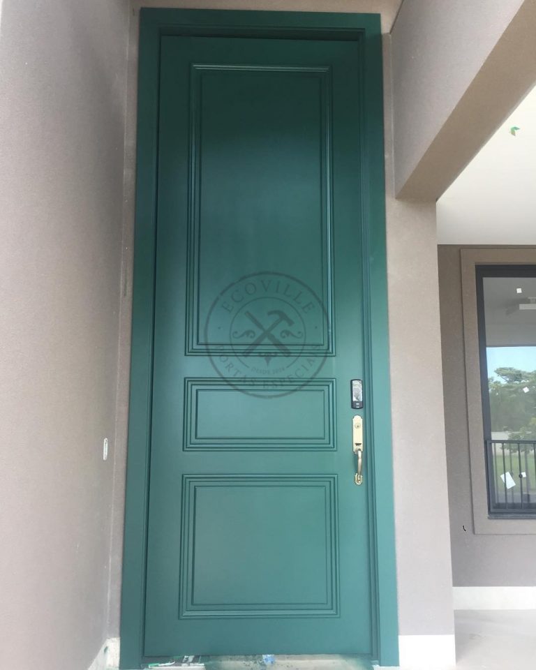 Porta pivotante com revestimento em MDF e pintura laca verde acetinado