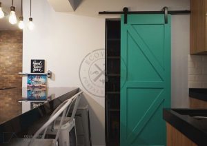 Porta com sistema de correr aparente, porta de madeira maciça com pintura especial verde P.U acetinado (Sayerlack)