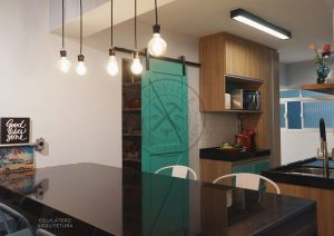 Porta com sistema de correr aparente, porta de madeira maciça com pintura especial verde P.U acetinado (Sayerlack) - Imagem 2