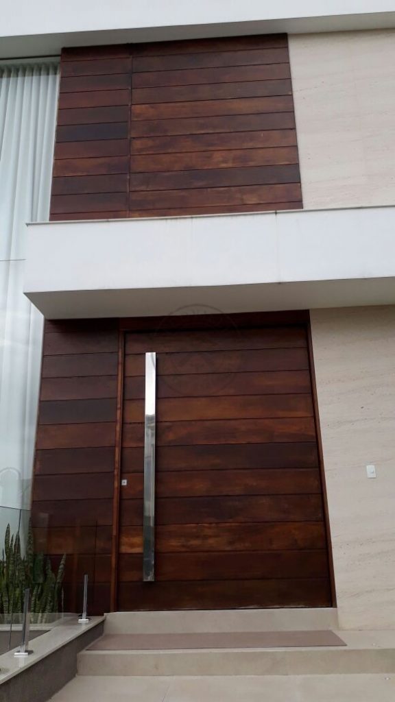 Porta pivotante de Lambril de Imbuia com bandeira superior e painel lateral fixo