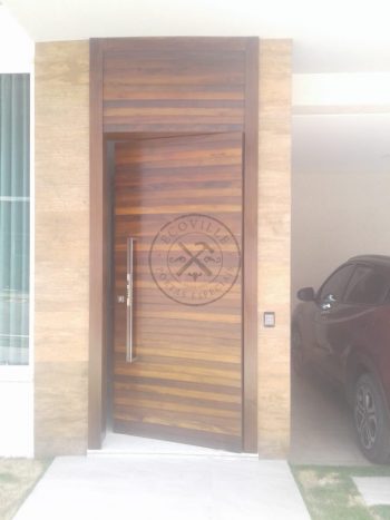 Porta pivotante de Lambril maciço de Imbuia com bandeira superior fixa