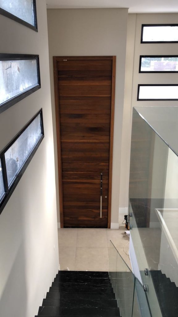 Porta pivotante de Lambril de Imbuia, com estrutura de aço no interior para não empenar, com espessura de 8 cm - Imagem 12