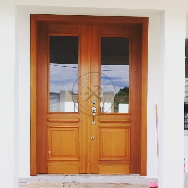 Porta de madeira maciça com sistema de abertura dupla