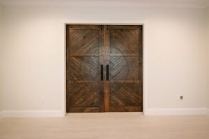 Porta com sistema de correr aparente, madeira maciça de Imbuia, sendo duas folhas móveis - Imagem 2