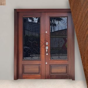 Porta com sistema de abertura dupla com grade de ferro e vidro 10 mm fumê