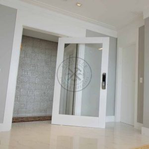 Porta pivotante com revestimento em MDF, vidro panorâmico e pintura laca branco acetinado