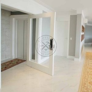 Porta pivotante com revestimento em MDF, vidro panorâmico e pintura laca branco acetinado - Imagem 4