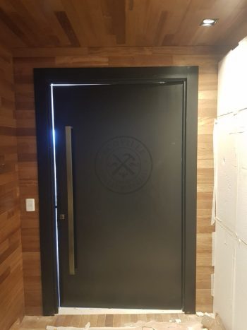 Porta pivotante em ACM preto carbono com dupla vedação - Imagem 3