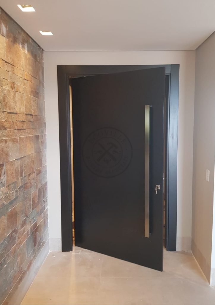 Porta pivotante em ACM preto carbono com dupla vedação - Imagem 4