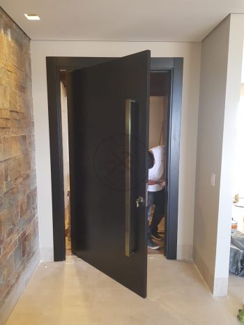 Porta pivotante em ACM preto carbono com dupla vedação - Imagem 5