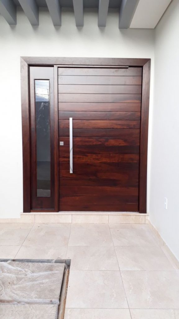 Porta pivotante de Lambril de Imbuia com portal lateral com vidro 8 mm - Imagem 2