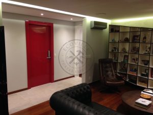 Porta pivotante com revestimento em MDF e pintura laca P.U vermelho brilhante