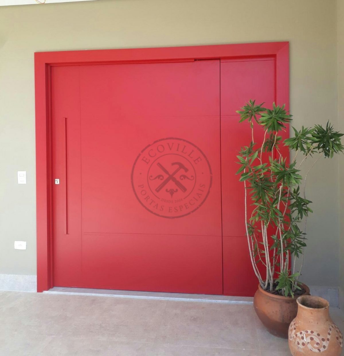 Pivo-exclusiva-1 Porta pivotante com revestimento em MDF e pintura laca P.U vermelho acetinado - Imagem 1