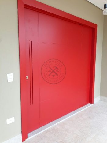 Porta pivotante com revestimento em MDF e pintura laca P.U vermelho acetinado - Imagem 3