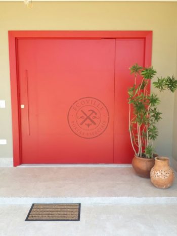 Porta pivotante com revestimento em MDF e pintura laca P.U vermelho acetinado - Imagem 4