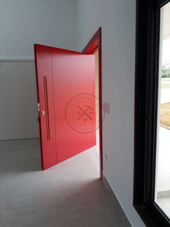 Porta pivotante com revestimento em MDF e pintura laca P.U vermelho acetinado - Imagem 6