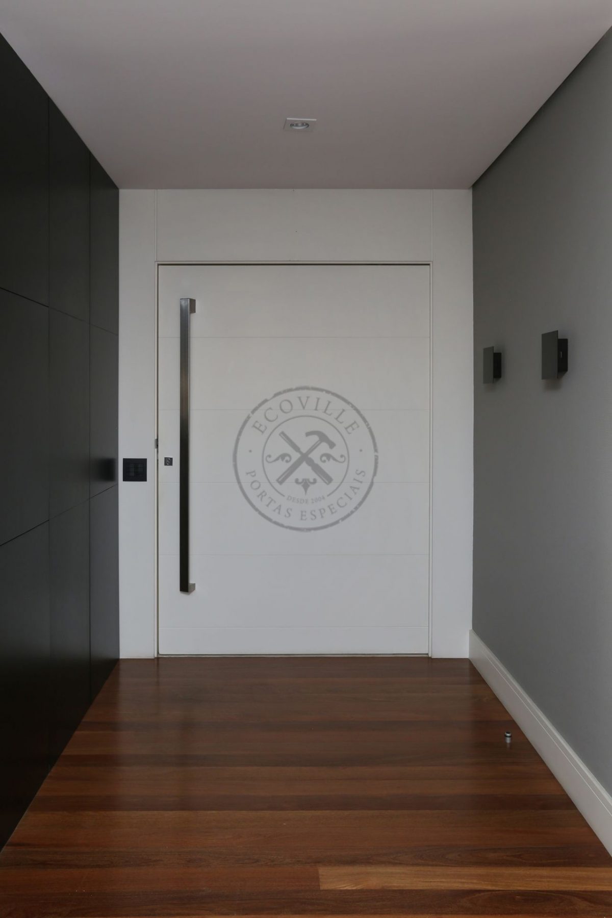 Pivotante-2-1 Porta pivotante com revestimento em MDF e pintura laca branco acetinado - Imagem 1