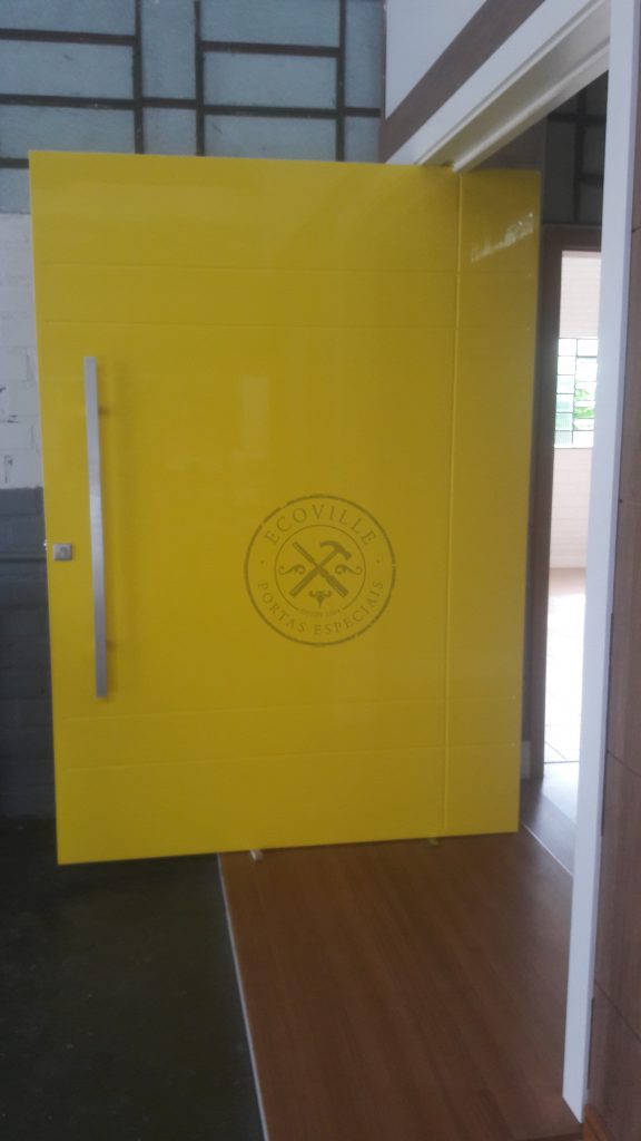 Porta pivotante com revestimento em MDF e pintura laca P.U amarelo brilhante - Imagem 2