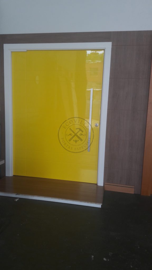 Porta pivotante com revestimento em MDF e pintura laca P.U amarelo brilhante